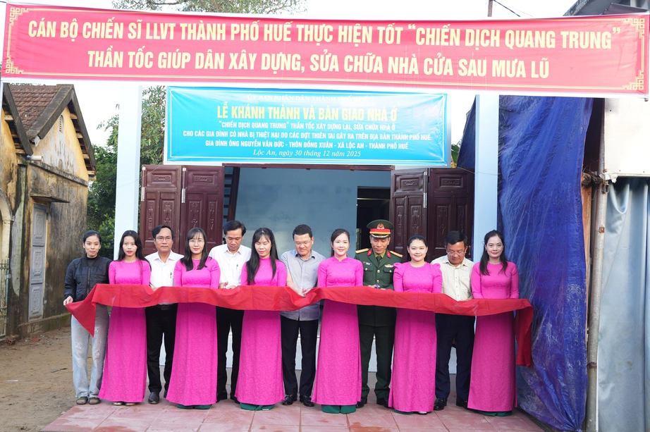 B&agrave;n giao căn nh&agrave; đầu ti&ecirc;n trong &ldquo;Chiến dịch Quang Trung&rdquo; tại Huế- Ảnh 1.