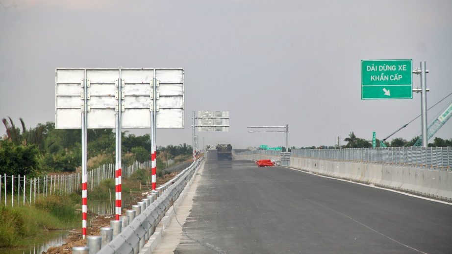Thi c&ocirc;ng xuy&ecirc;n tết, sớm đưa v&agrave;o khai th&aacute;c cao tốc Hậu Giang - C&agrave; Mau- Ảnh 2.