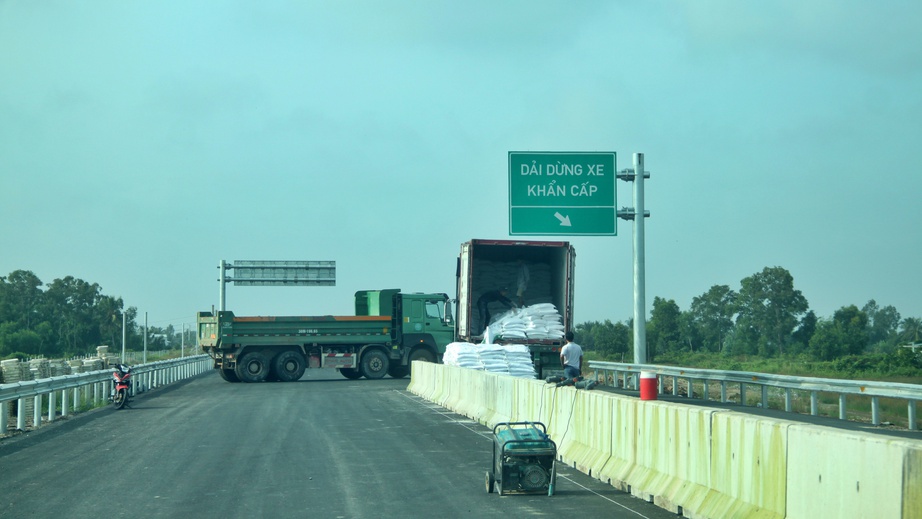 Thi c&ocirc;ng xuy&ecirc;n tết, sớm đưa v&agrave;o khai th&aacute;c cao tốc Hậu Giang - C&agrave; Mau- Ảnh 4.