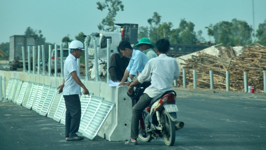 Thi c&ocirc;ng xuy&ecirc;n tết, sớm đưa v&agrave;o khai th&aacute;c cao tốc Hậu Giang - C&agrave; Mau- Ảnh 9.