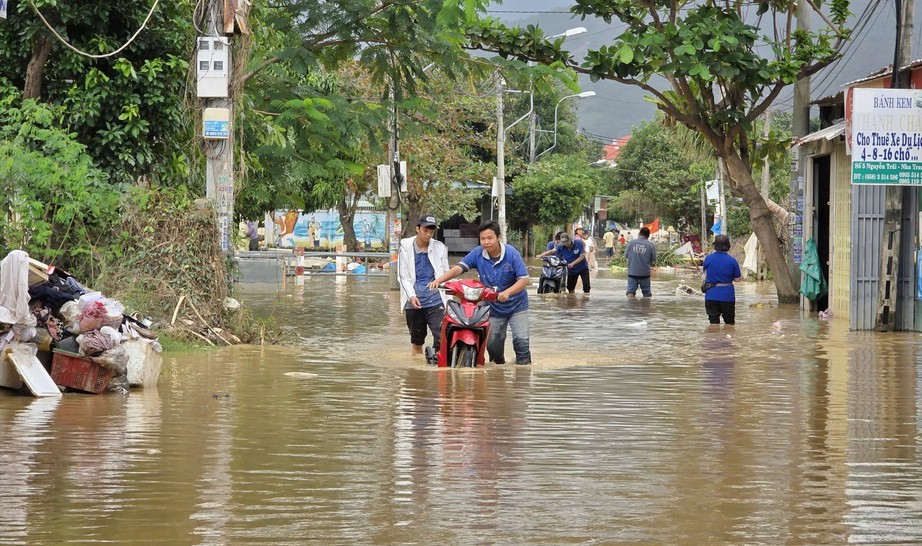 Bộ Xây dựng ra công điện yêu cầu sẵn sàng ứng phó mức cao nhất với mưa lũ miền Trung- Ảnh 3.