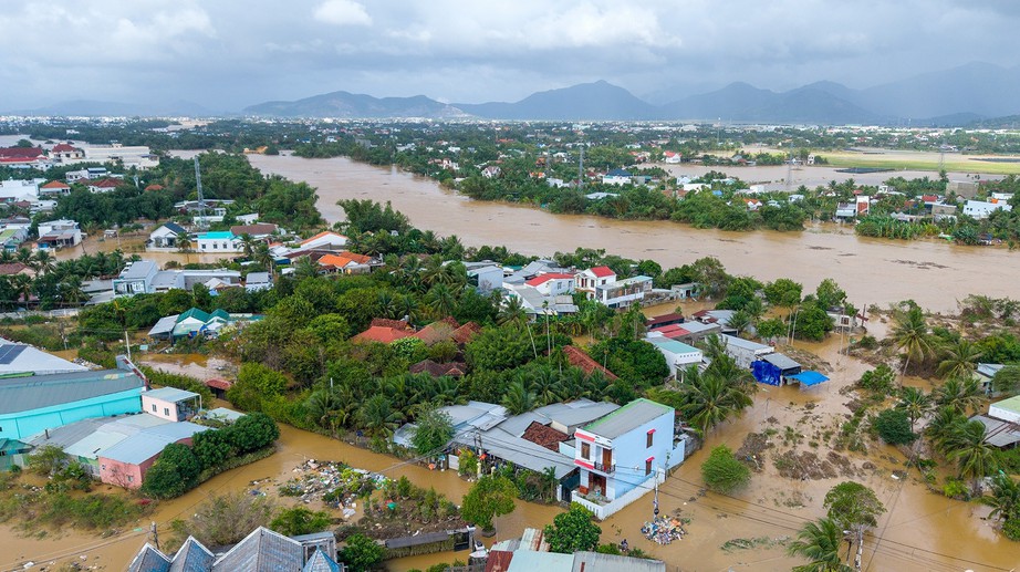 Bộ Xây dựng ra công điện yêu cầu sẵn sàng ứng phó mức cao nhất với mưa lũ miền Trung- Ảnh 2.