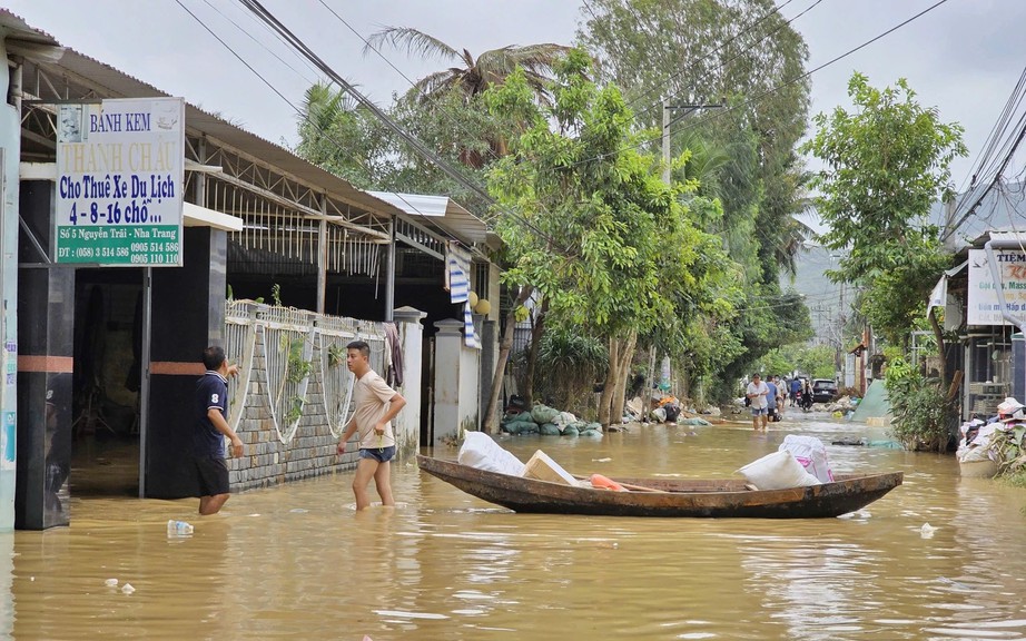 Bộ Xây dựng ra công điện yêu cầu sẵn sàng ứng phó mức cao nhất với mưa lũ miền Trung- Ảnh 1.