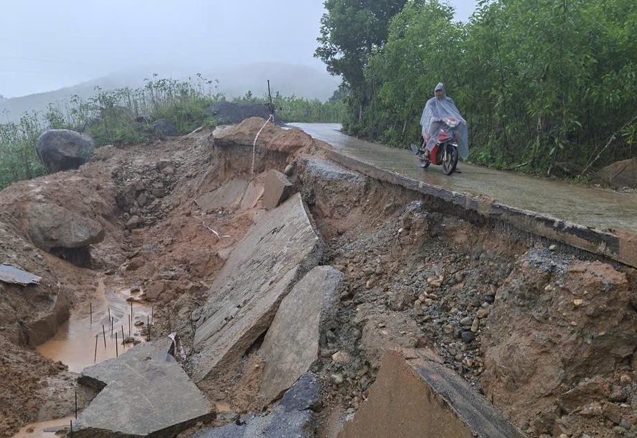Quảng Ngãi: Mưa lớn gây sạt lở, bẻ gãy 1/2 làn đường liên xã- Ảnh 1.
