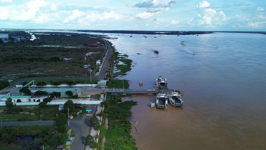Đồng Tháp: Sạt lở nghiêm trọng, tạm dừng hoạt động bến phà An Long - Tân Qưới- Ảnh 1.