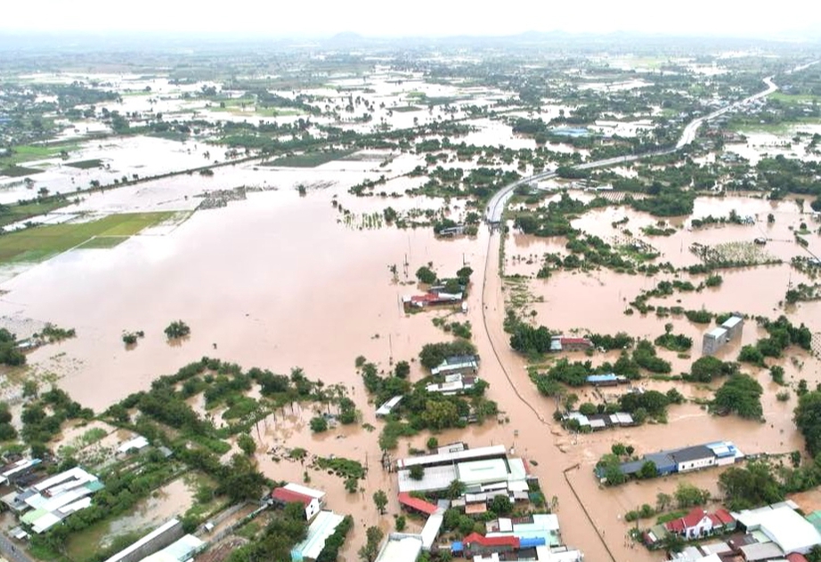 Lâm Đồng: Mưa lớn kết hợp xả lũ điều tiết, nhiều khu vực ngập sâu, giao thông chia cắt- Ảnh 1.