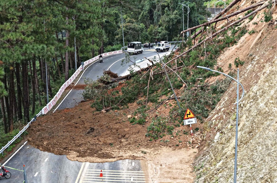 Lâm Đồng: Sạt lở lớn trên đèo Prenn, tạm ngưng lưu thông hai chiều- Ảnh 2.