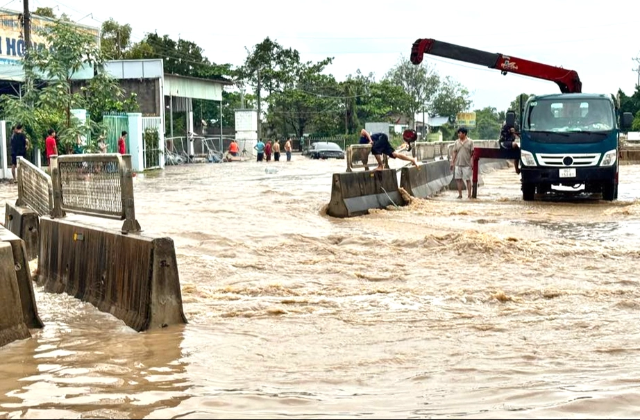 Lâm Đồng: Mưa lớn kết hợp xả lũ điều tiết, nhiều khu vực ngập sâu, giao thông chia cắt- Ảnh 2.