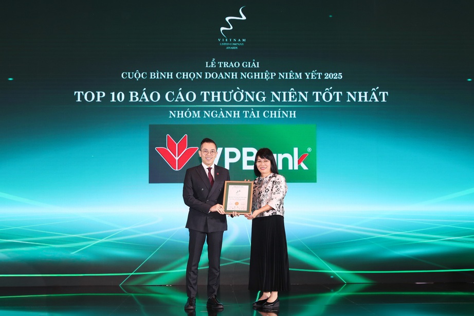Ông Phùng Duy Khương, Phó Tổng Giám đốc Thường trực Phụ trách phía Nam, Giám đốc Khối Khách hàng Cá nhân kiêm Giám đốc Khối Thu hồi và Xử lý Nợ VPBank, nhận "Giải Ba Báo cáo Phát triển Bền vững – Nhóm ngành Tài chính" tại VLCA 2025. (Ảnh: VPBank). Ông Phùng Duy Khương, Phó Tổng Giám đốc Thường trực Phụ trách phía Nam, Giám đốc Khối Khách hàng Cá nhân kiêm Giám đốc Khối Thu hồi và Xử lý Nợ VPBank, nhận "Giải Ba Báo cáo Phát triển Bền vững – Nhóm ngành Tài chính" tại VLCA 2025. (Ảnh: VPBank).