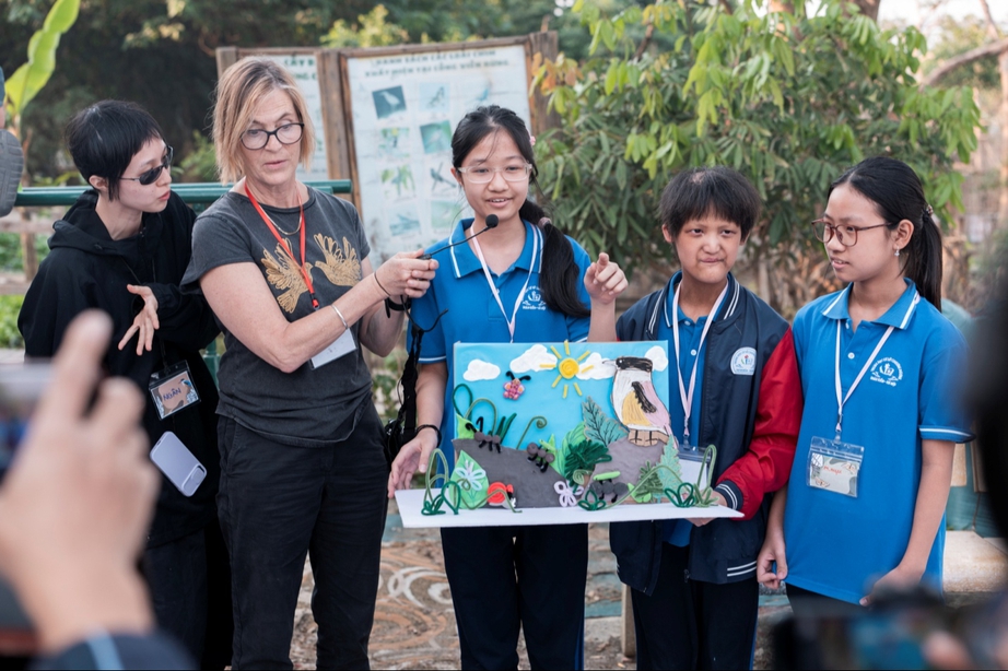 Các em nhỏ chia sẻ về ý tưởng cải tạo tuyến đường sinh thái trong tác phẩm nghệ thuật của mình.