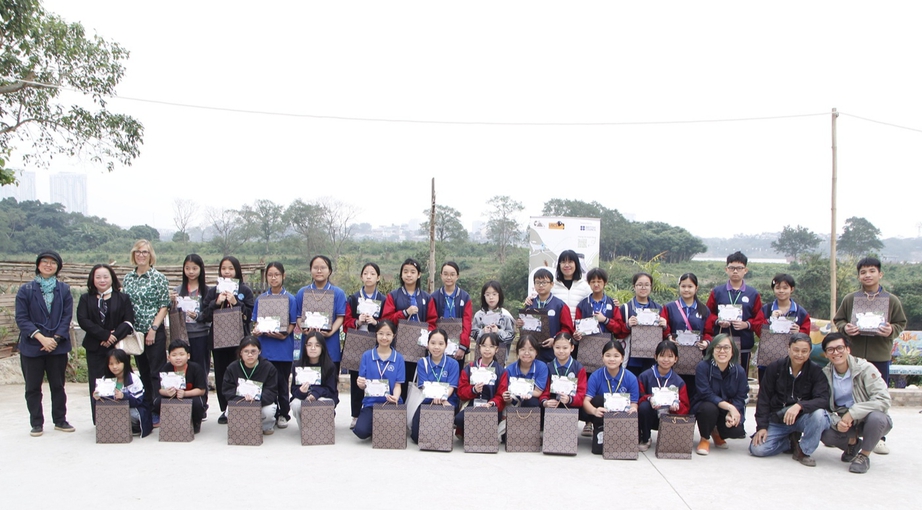 Think Playgrounds và Hội đồng Anh trao giấy chứng nhận cùng quà tặng cho 30 em nhỏ có tác phẩm trưng bày tại triển lãm.