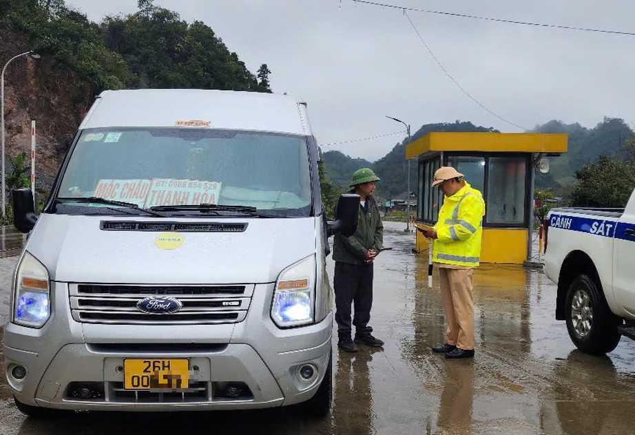 Sơn La kiểm soát xe khách cuối năm, đảm bảo an toàn giao thông- Ảnh 3.