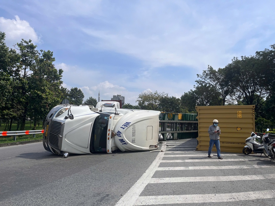 Xe container lật trên xa lộ Hà Nội, giao thông ùn tắc nghiêm trọng- Ảnh 1.