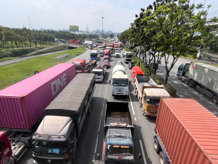 Xe container lật trên xa lộ Hà Nội, giao thông ùn tắc nghiêm trọng- Ảnh 2.