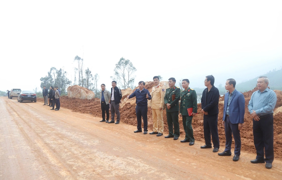 Ho&agrave;n th&agrave;nh khắc phục sạt lở đường ven biển H&agrave; Tĩnh, phương tiện được lưu th&ocirc;ng trở lại - Ảnh 1.
