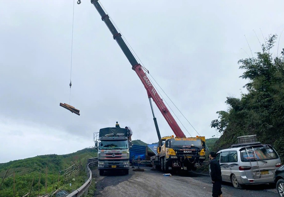 Nỗ lực thông đường sau vụ xe chở gỗ lật chắn ngang QL15D lên cửa khẩu La Lay- Ảnh 1.