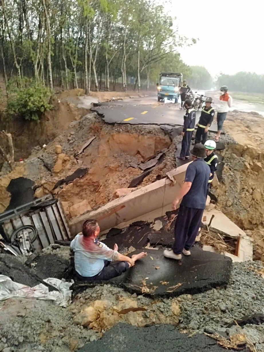 Bình Dương: Đường sụp lún, cuốn 2 người xuống hố sâu lúc rạng sáng- Ảnh 1.