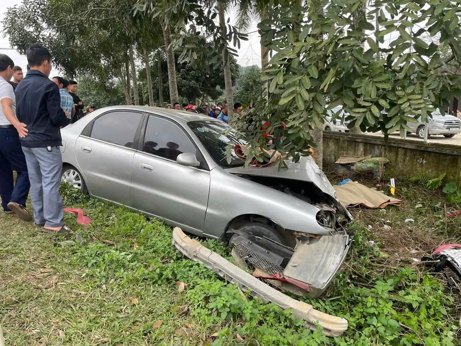 Ô tô mất lái tông trúng xe máy khiến hai bà cháu tử vong thương tâm- Ảnh 1.