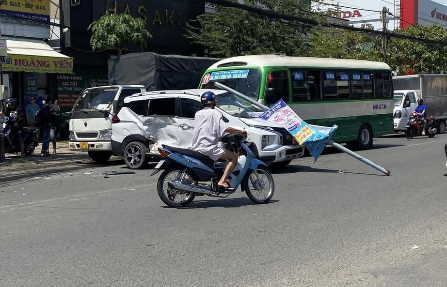 Va chạm liên hoàn nhiều ô tô hư hỏng, hai người bị thương- Ảnh 2.