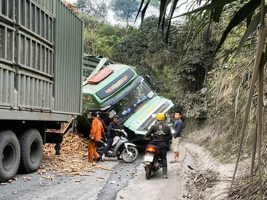 Lật xe đầu kéo chở hàng tấn củ mì, đường lên cửa khẩu La Lay ách tắc nhiều giờ- Ảnh 1.