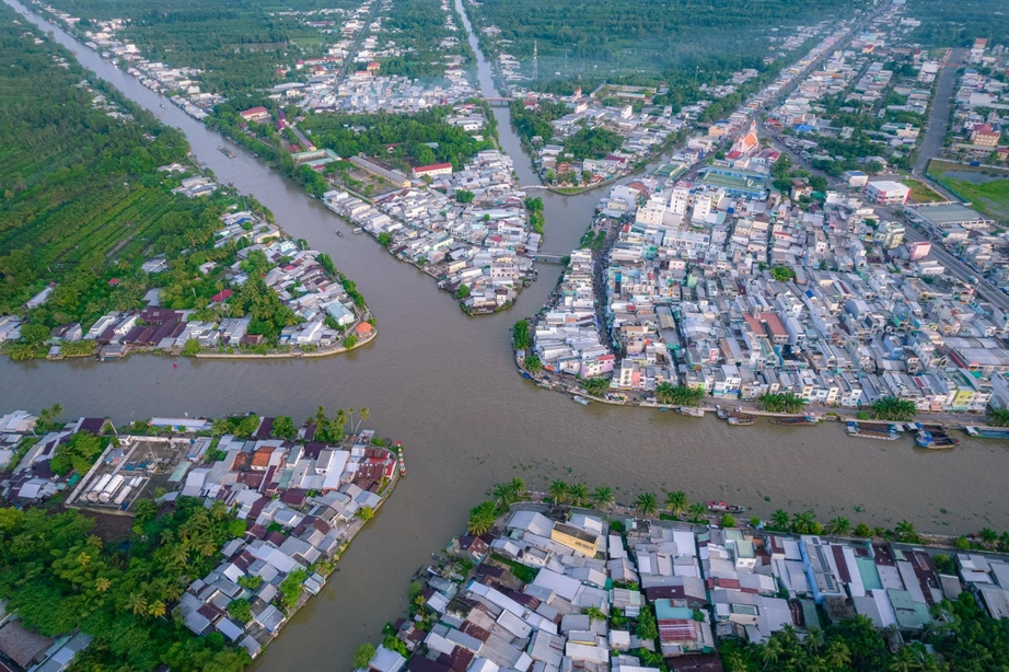 Bộ Chính trị yêu cầu nghiên cứu bỏ cấp huyện, sáp nhập một số tỉnh- Ảnh 1.