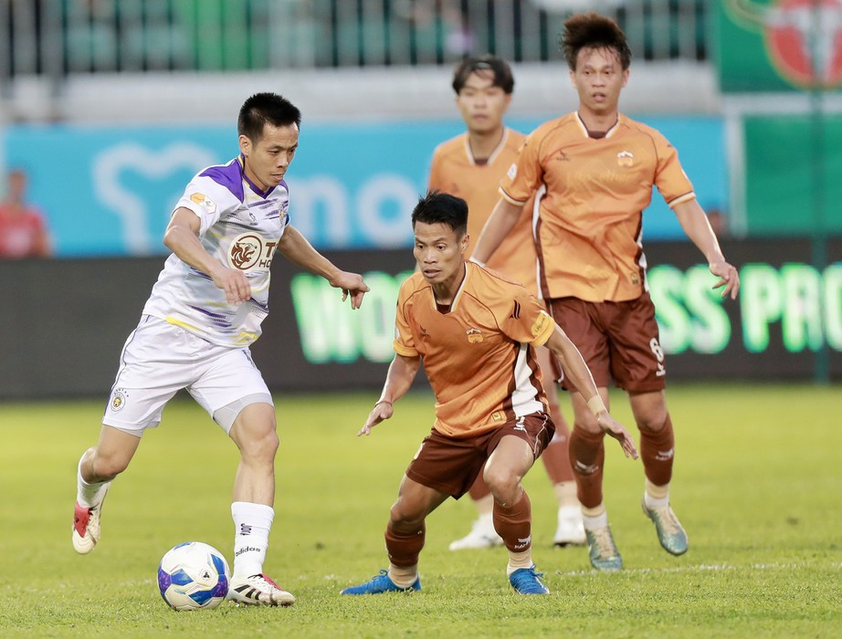 V-League: Hà Nội FC thắng dễ HAGL trong trận đấu có 2 quả phạt đền - Ảnh 1.