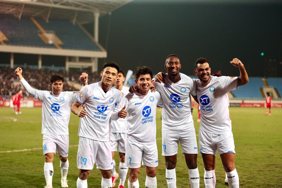 V-League: 2 hậu vệ tuyển Việt Nam tỏa sáng, Nam Định thắng dễ Thể Công Viettel - Ảnh 1.