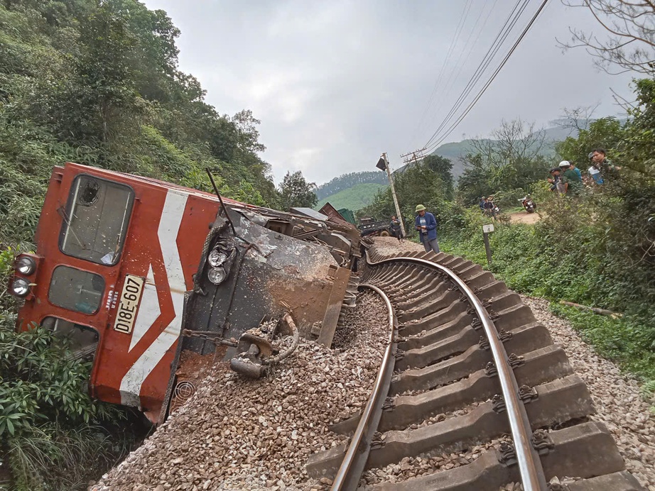 Tàu hàng tông trúng xe tải băng qua đường ngang, đường sắt Bắc - Nam tê liệt - Ảnh 1.