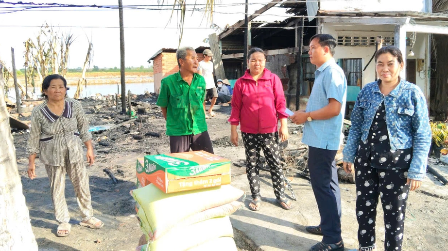 Cháy lớn trong đêm ở Bạc Liêu, 4 căn nhà bị thiệt hại- Ảnh 1.