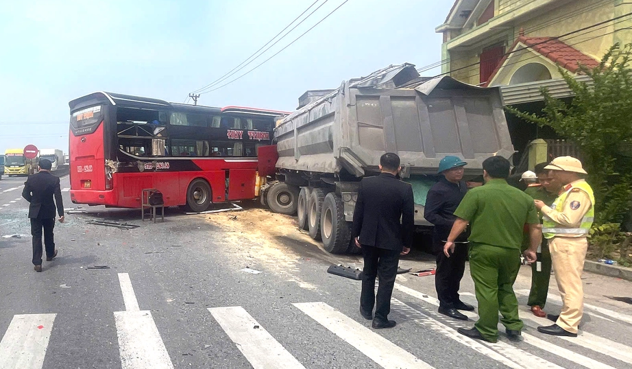 Hàng chục hành khách hú vía sau cú va chạm với xe tải trên QL1A qua Quảng Bình- Ảnh 1.