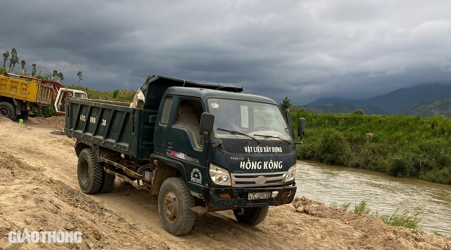 Công an Đắk Lắk triệt phá nhiều điểm khai thác cát trái phép trên sông Krông Ana- Ảnh 2.