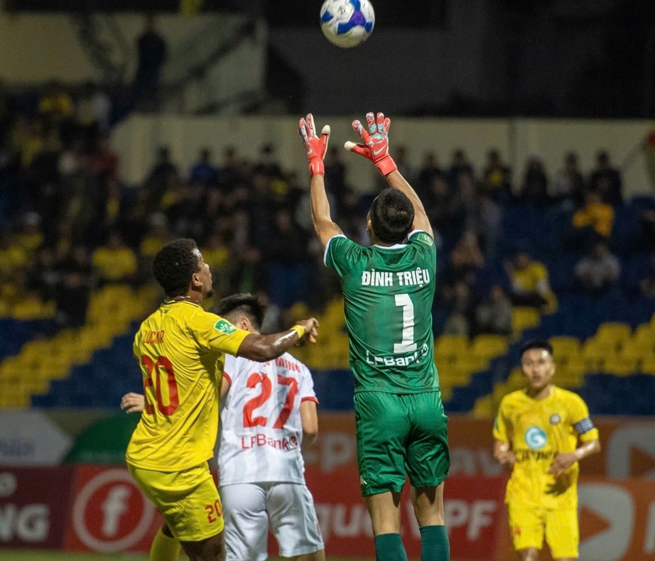 Thủ môn tuyển Việt Nam tỏa sáng, Hải Phòng biến Thanh Hóa thành cựu vương Cúp Quốc gia - Ảnh 1.