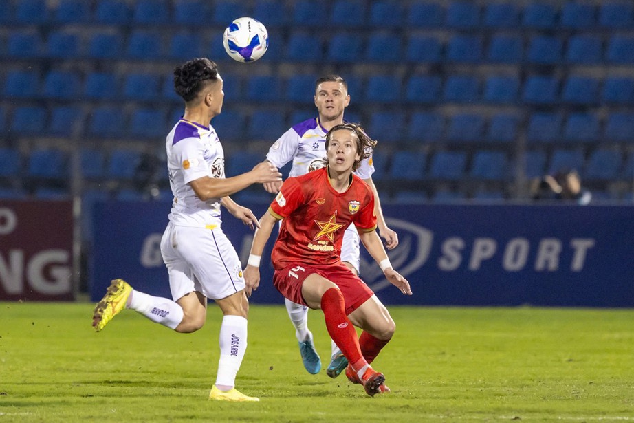 V-League: Hà Tĩnh chia điểm với Hà Nội FC trong thế thiếu người - Ảnh 1.