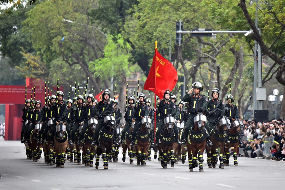 Mãn nhãn màn biểu diễn tấn công tội phạm của lực lượng cảnh khuyển, kỵ binh- Ảnh 1.