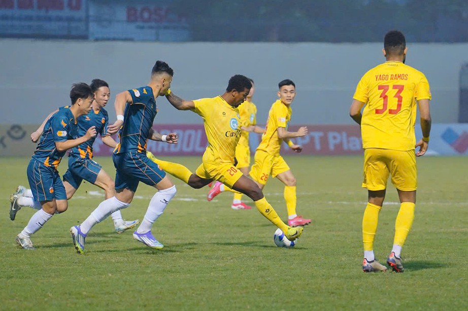 V-League: Tân binh tuyển Việt Nam ghi bàn, HAGL vẫn hụt chiến thắng ở phút 90+10 - Ảnh 1.