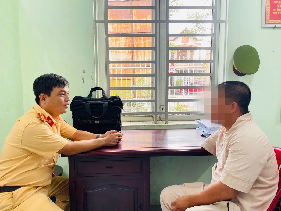 Bình Dương: Xử phạt người đàn ông cụt tay "diễn xiếc" với xe máy trên đường phố- Ảnh 1.