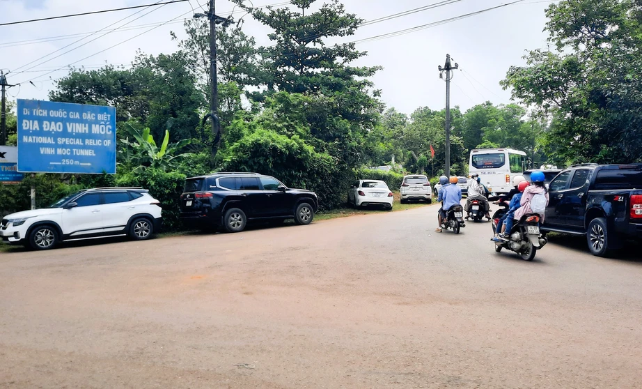 Địa đạo Vịnh Mốc trên "đất lửa" Quảng Trị nườm nượp khách tham quan- Ảnh 2. Địa đạo Vịnh Mốc trên "đất lửa" Quảng Trị nườm nượp khách tham quan- Ảnh 2.