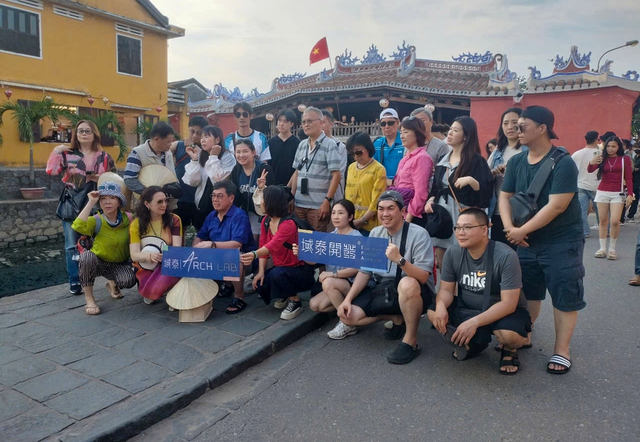 Du khách nườm nượp về phố cổ Hội An dịp lễ 30/4, check-in với cờ Tổ quốc- Ảnh 2. Du khách nườm nượp về phố cổ Hội An dịp lễ 30/4, check-in với cờ Tổ quốc- Ảnh 2.