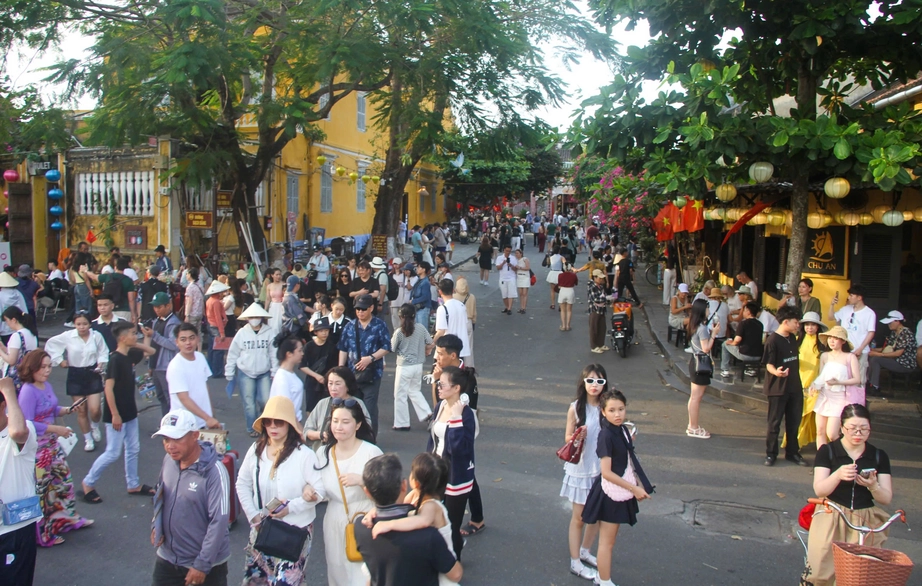 Du khách nườm nượp về phố cổ Hội An dịp lễ 30/4, check-in với cờ Tổ quốc- Ảnh 3. Du khách nườm nượp về phố cổ Hội An dịp lễ 30/4, check-in với cờ Tổ quốc- Ảnh 3.