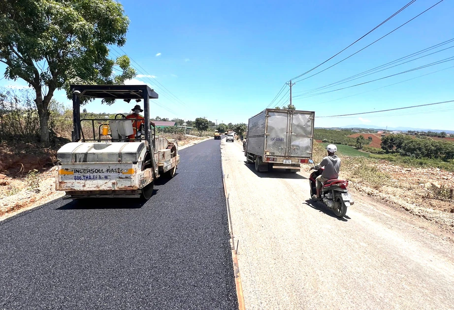 Tiếng máy rền vang trên công trường cải tạo quốc lộ 28B trong ngày Quốc tế Lao động- Ảnh 4. Tiếng máy rền vang trên công trường cải tạo quốc lộ 28B trong ngày Quốc tế Lao động- Ảnh 4.