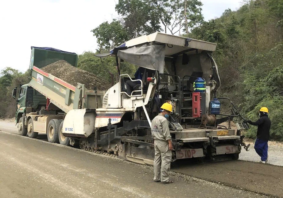 Tiếng máy rền vang trên công trường cải tạo quốc lộ 28B trong ngày Quốc tế Lao động- Ảnh 3. Tiếng máy rền vang trên công trường cải tạo quốc lộ 28B trong ngày Quốc tế Lao động- Ảnh 3.