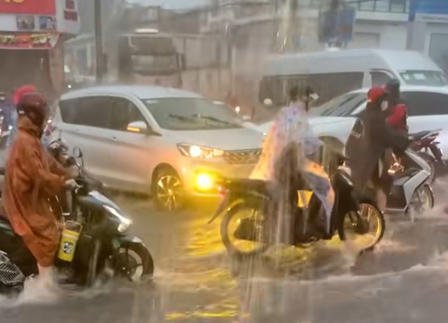 Mưa như trút, nhiều tuyến đường ngập sâu, ùn tắc người đi xe máy ngã nhoài- Ảnh 3. Mưa như trút, nhiều tuyến đường ngập sâu, ùn tắc người đi xe máy ngã nhoài- Ảnh 3.