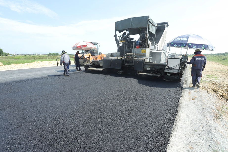 Đội nắng thi công đường vành đai phía Đông TP Hà Tĩnh- Ảnh 4. Đội nắng thi công đường vành đai phía Đông TP Hà Tĩnh- Ảnh 4.