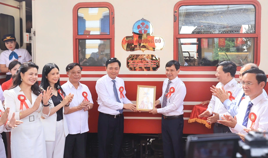 Khai trương tàu hạng sang “Hoa Phượng đỏ”- Ảnh 2. Khai trương tàu hạng sang “Hoa Phượng đỏ”- Ảnh 2.