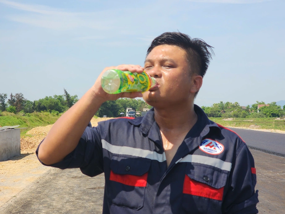 Đội nắng thi công đường vành đai phía Đông TP Hà Tĩnh- Ảnh 3. Đội nắng thi công đường vành đai phía Đông TP Hà Tĩnh- Ảnh 3.