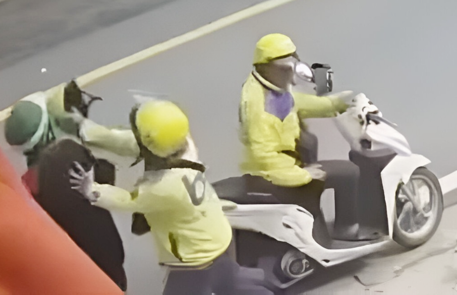 TP.HCM: Tài xế xe công nghệ cầm mũ bảo hiểm đánh khách- Ảnh 1. TP.HCM: Tài xế xe công nghệ cầm mũ bảo hiểm đánh khách- Ảnh 1.