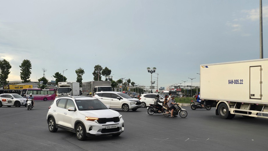 Cần Thơ chỉ đạo "nóng" về nút giao cầu Trần Hoàng Na sau phản ánh của Báo Xây dựng- Ảnh 2. Cần Thơ chỉ đạo "nóng" về nút giao cầu Trần Hoàng Na sau phản ánh của Báo Xây dựng- Ảnh 2.