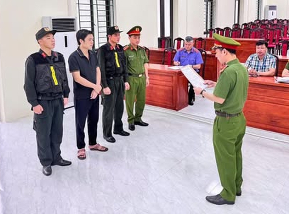 Khởi tố một người tự ý khai thác cát, sỏi ở lòng sông để bán- Ảnh 1. Khởi tố một người tự ý khai thác cát, sỏi ở lòng sông để bán- Ảnh 1.