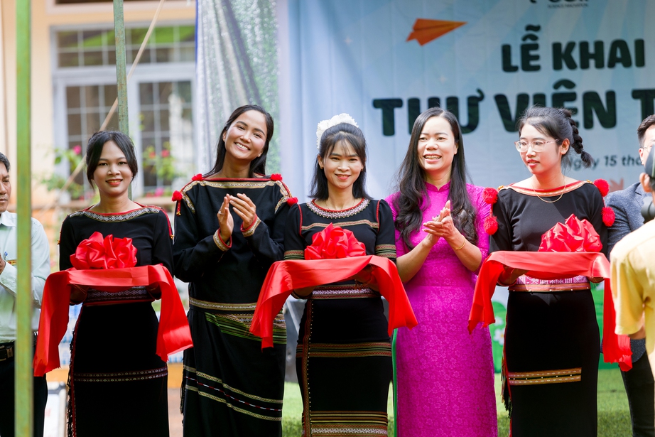 Hoa hậu H’Hen Niê về Đắk Lắk trao thư viện thân thiện- Ảnh 1.