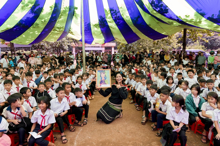 Hoa hậu H’Hen Niê về Đắk Lắk trao thư viện thân thiện- Ảnh 8.